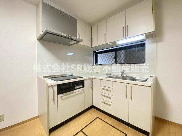 金岡2丁目中古戸建のキッチン|キッチンはL字型システムキッチン♪IHコンロで安全にお料理でき、お掃除も楽です！