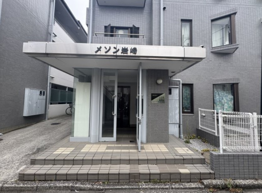 メゾン岩崎のエントランス