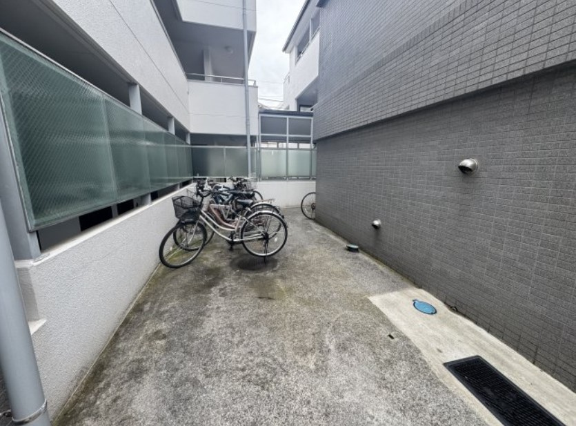 メゾン岩崎の駐車場