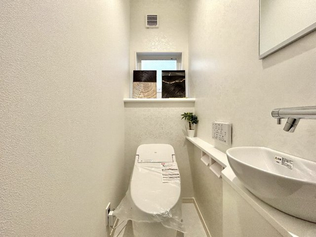 板橋区仲町　東武東上線　中板橋のトイレ|各階トイレにタンクレスのデザイントイレを採用しており、独立手洗いボウルが上質感を高めております。