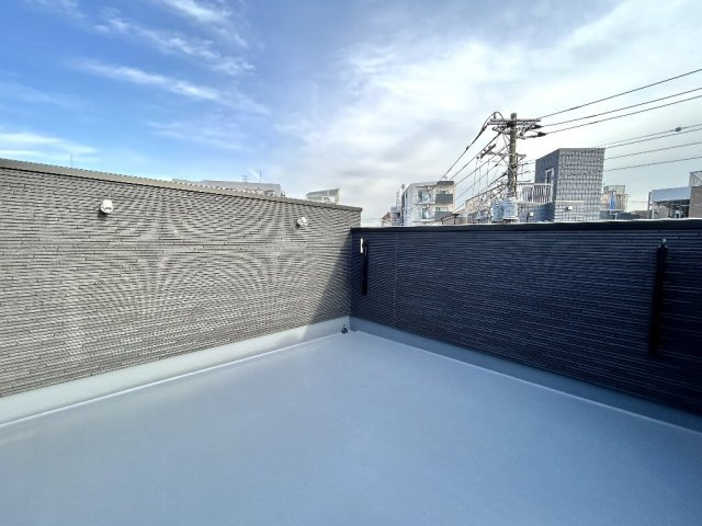 板橋区仲町　東武東上線　中板橋のバルコニー|広々ルーフバルコニーから広がる大きな空が魅力です。
水栓、電源設備がございますので様々な用途にご活用くださいませ。