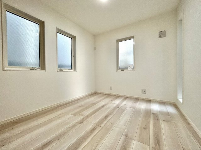 板橋区仲町　東武東上線　中板橋の洋室|1階北東側約5.2帖洋室でございます。
各部屋2面採光、収納付きで設計されております。