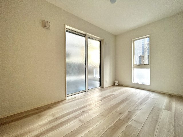 板橋区仲町　東武東上線　中板橋の洋室|1階南側約5.6帖洋室でございます。
各部屋2面採光、収納付きで設計されております。