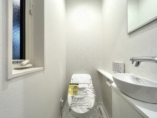 板橋区仲町　東武東上線　中板橋のトイレ|各階トイレにタンクレスのデザイントイレを採用しており、独立手洗いボウルが上質感を高めております。