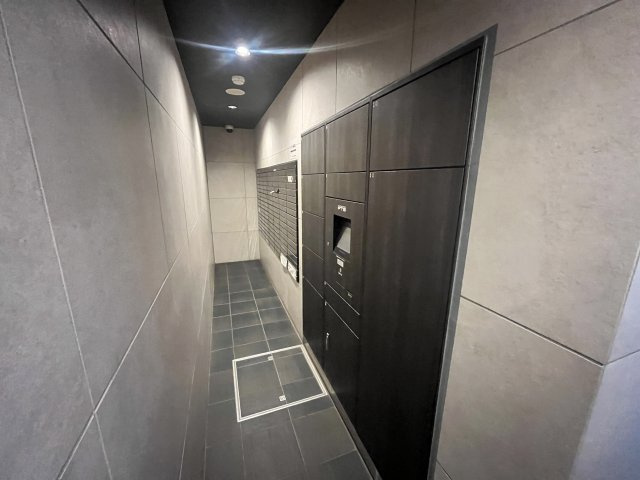 【パレステージ本川越】日照通風に優れた角部屋！のその他共用部分|奥にメールボックス、手前に宅配ボックスが配置され、荷物や郵便物の受け取りがしやすい作りです。