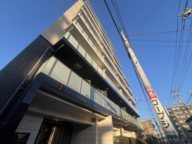 【パレステージ本川越】日照通風に優れた角部屋！の外観|県道川越日高線沿い、ひときわ目立つ高層マンションです