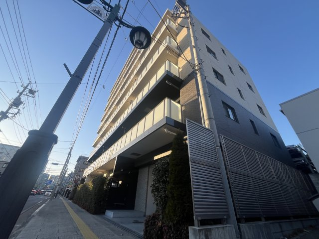 【パレステージ本川越】日照通風に優れた角部屋！の外観|県道川越日高線沿い、ひときわ目立つ高層マンションです
