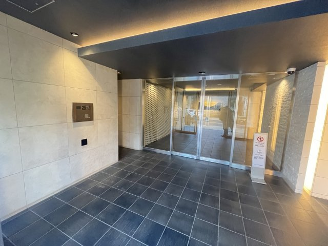 【パレステージ本川越】日照通風に優れた角部屋！のエントランス|間口が広く奥行きのあるエントランス