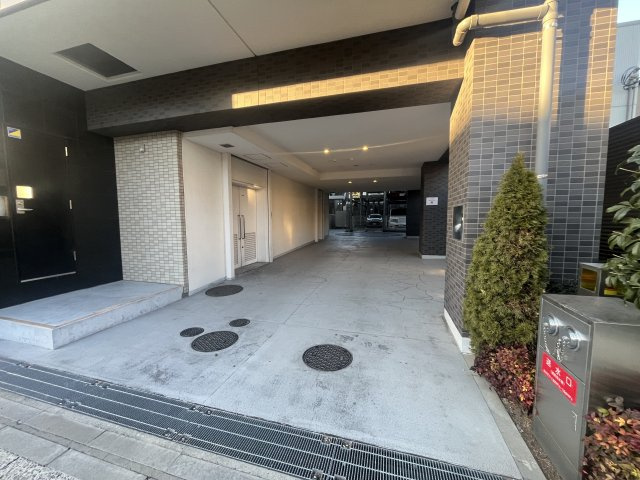 【パレステージ本川越】日照通風に優れた角部屋！の駐車場|敷地内駐車場の入口、間口が広いので安心して利用できます