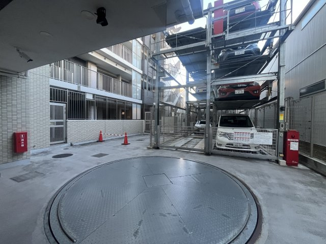 【パレステージ本川越】日照通風に優れた角部屋！のその他|敷地内駐車場には車両用ターンテーブルがあるので、駐車する際に便利です