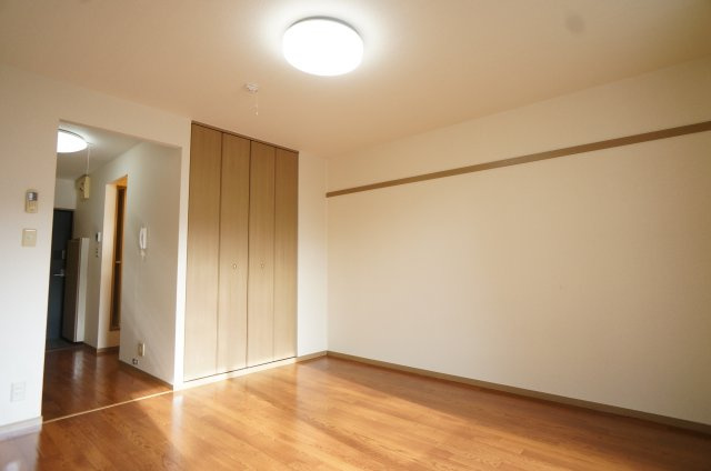 【洋室】 | メゾン・エビス | 広々とした洋室です