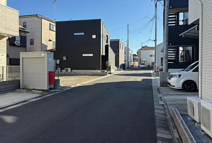 【土地】坂戸市中富町建築条件無し売地の前面道路含む現地写真|前面道路6ｍ以上あり広々