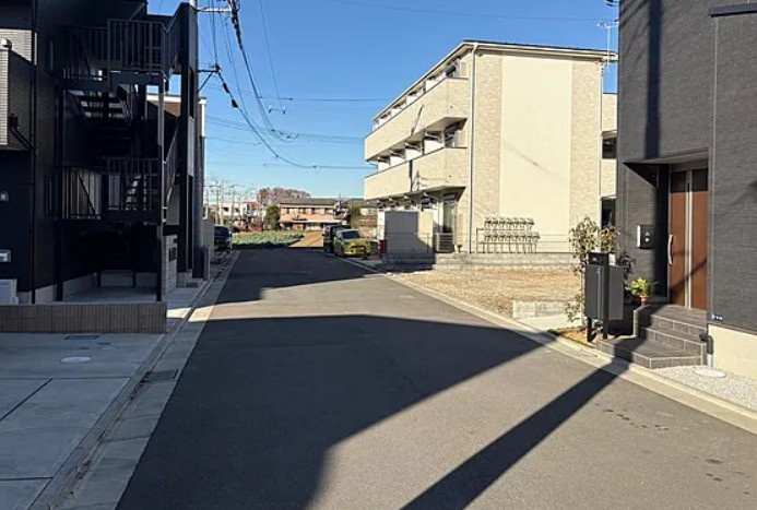 【土地】坂戸市中富町建築条件無し売地の前面道路含む現地写真|車の出し入れもしやすいです！