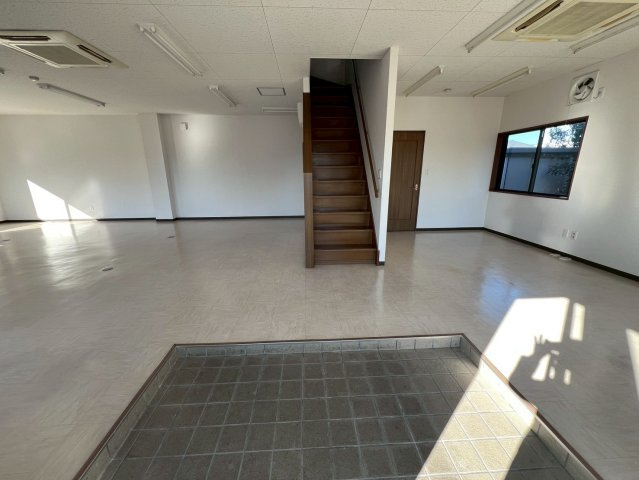 売事務所の玄関