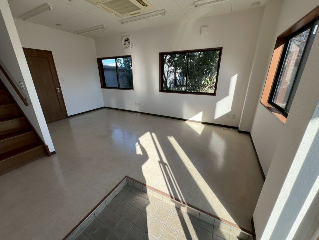 売事務所の玄関