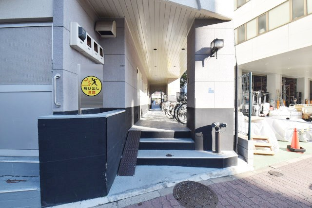 【防犯設備】 | クレール亀戸 | 建物や敷地の隅々に目を光らせる防犯カメラが設置されています。現地を見学される際には、カメラの存在やその台数にも意識を払ってみてください。～即日のご見学可能～　お問合せはお気軽にどうぞ。
