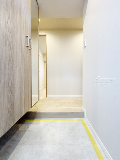 【その他共用部分】 | クレール亀戸 | マンションの共用廊下です。きれいに清掃されています。周囲のお部屋の様子も、ぜひ伺ってみてください。～即日のご見学可能～　お問合せはお気軽にどうぞ。
