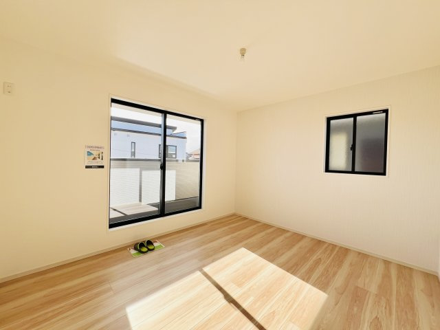 前橋市前箱田町の洋室|バルコニーに面した7帖の洋室はWIC付き♪