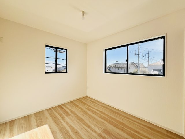 前橋市前箱田町の洋室|２面採光で日当たり風通し良好♪
