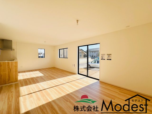 前橋市前箱田町の居間・リビング|明るい日差しも差し込む20帖リビング♪