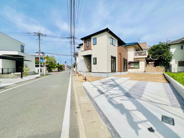 前橋市日吉町の前面道路含む現地写真|間口も広く駐車も楽々♪