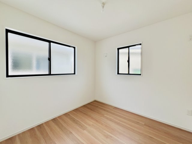 前橋市朝倉町の洋室|2面採光で日当たり風通し良好♪