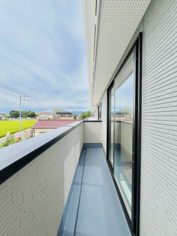 前橋市朝倉町のバルコニー|ご家族の洗濯物もたっぷり干せるバルコニー♪