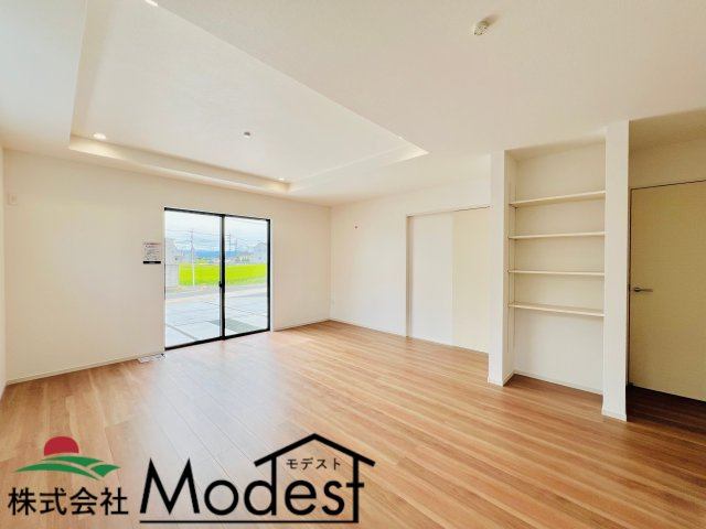 前橋市朝倉町の居間・リビング|明るく開放的な18.7帖リビング♪
折り上げ天井でより開放感アップ◎