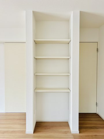 前橋市朝倉町の収納|リビングには、インテリアがもっと楽しくなる見える収納棚