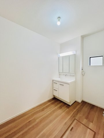 前橋市朝倉町の独立洗面台|洗濯機や収納棚を設置してもゆとりのある空間♪