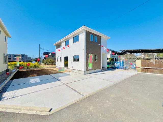 前橋市箱田町の前面道路含む現地写真|間口も広く駐車も楽々♪