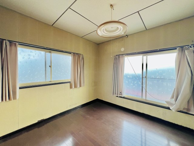 太田市下浜田の洋室|大きいベッドを設置してもゆとりのある洋室♪