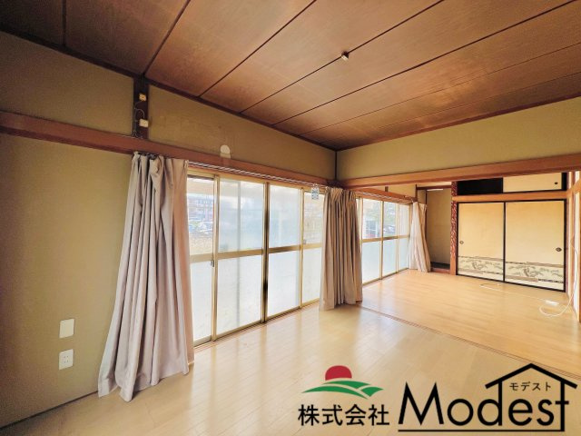 太田市下浜田の居間・リビング|洋室２部屋を続け間で使用する事も可能◎