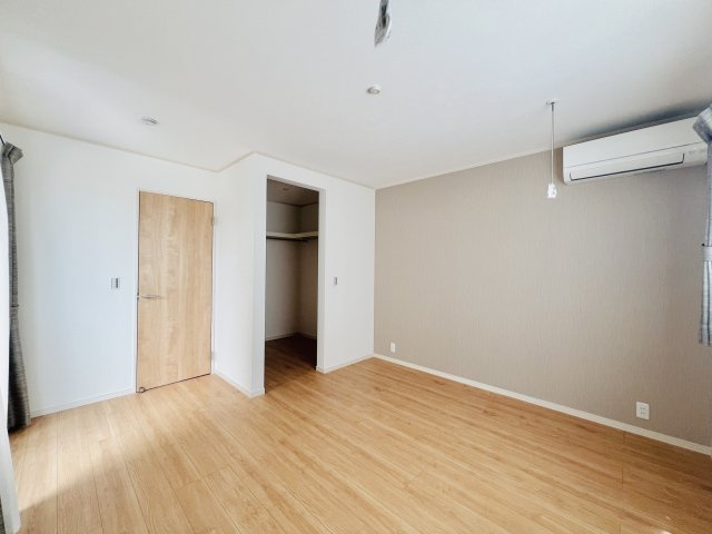 太田市東別所町の洋室|8帖の広々とした主寝室は、大きなベッドを設置してもゆとりのある空間♪
WIC付き◎