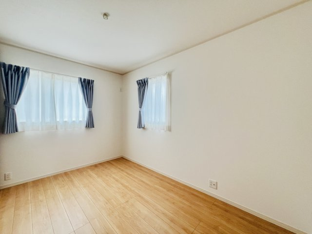 太田市東別所町の洋室|2面採光で日当たり風通し良好♪