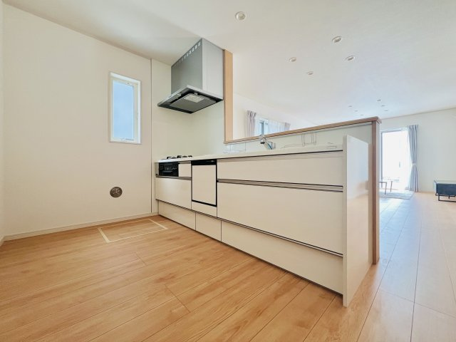 太田市東別所町のキッチン|収納も充実のキッチンは、作業スペースも広々♪