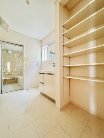 太田市東別所町の独立洗面台|収納も充実の洗面脱衣所は、ゆとりのある空間◎