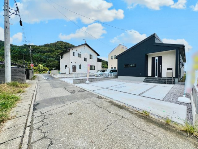 太田市長手町の前面道路含む現地写真|間口も広く駐車も楽々♪