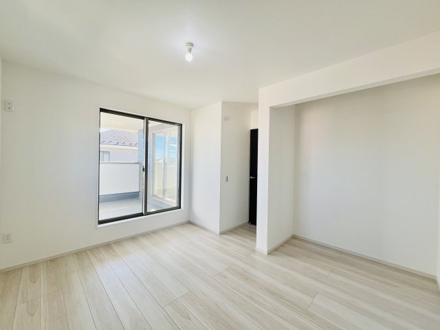 渋川市八木原の洋室|バルコニーに面した明るい洋室♪