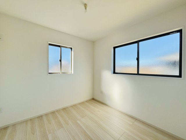 渋川市八木原の洋室|2面採光で日当たり風通し良好♪