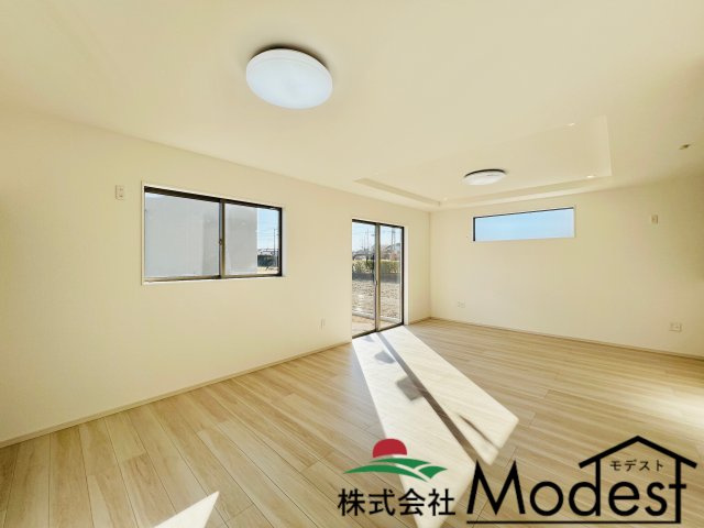 渋川市八木原の居間・リビング|大きな窓から明るい日差しも差し込むリビング♪