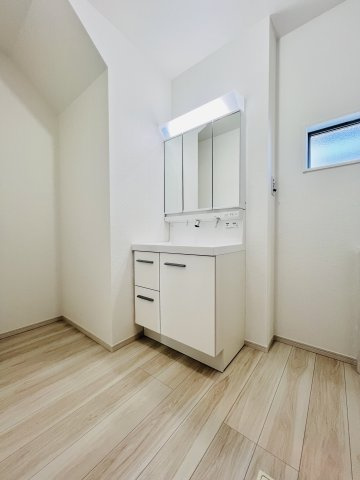 渋川市八木原の独立洗面台|洗濯機や収納棚を設置してもゆとりのある洗面脱衣所◎