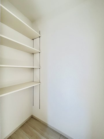 渋川市石原の収納|可動棚付きのパントリー◎