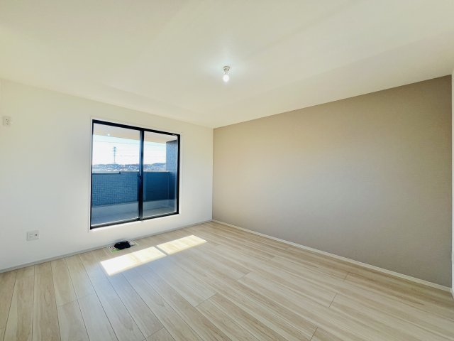 渋川市石原の洋室|9.5帖の主寝室は、大きいベッドを設置してもゆとりのある空間♪
WIC付き