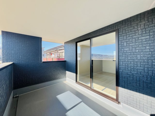 渋川市石原のバルコニー|プライベート空間も確保できるインナーバルコニー♪