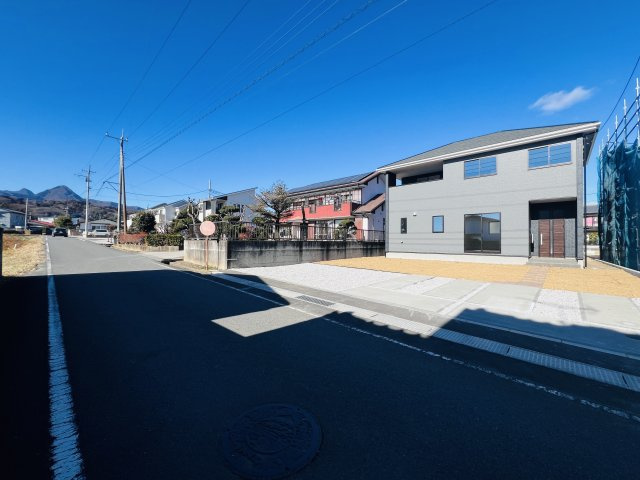渋川市石原の前面道路含む現地写真|閑静な住宅地◎