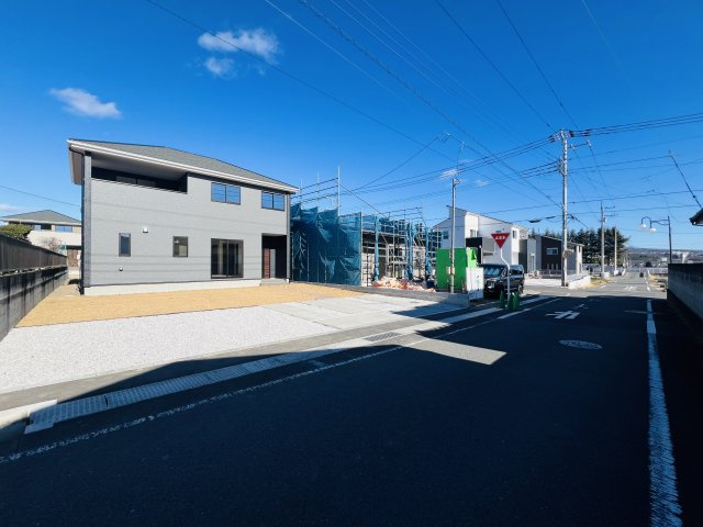 渋川市石原の前面道路含む現地写真|前面道路広々で駐車も楽々♪