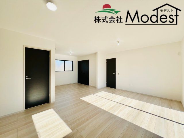 渋川市石原の居間・リビング|家具の配置も考えやすい20帖リビング◎