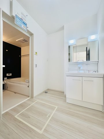 渋川市石原の独立洗面台|洗面台にも収納豊富で、スッキリとした空間の洗面脱衣所♪