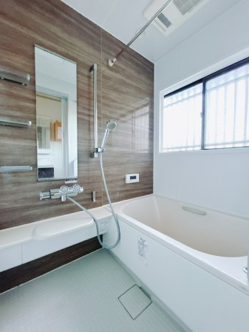 【中古戸建】高崎市小八木町の浴室|■浴室｜デザイン性に優れた浴室♪1日の疲れを癒す、ゆったりとしたバスタイムをぜひお過ごしください(*＾＾*)大きな窓付きで嬉しい♪